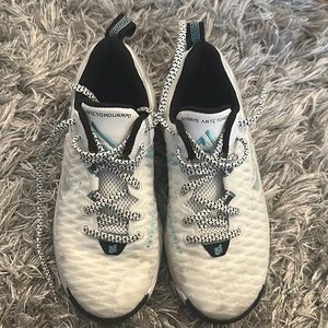 Kids basketball shoes - used